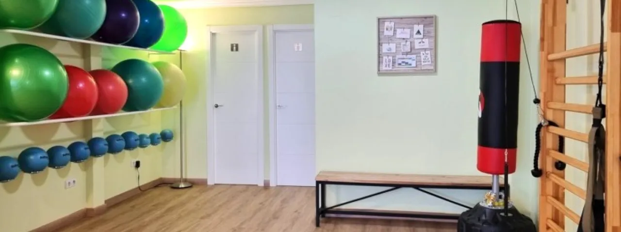 Sala de ejercicio con material de pilates