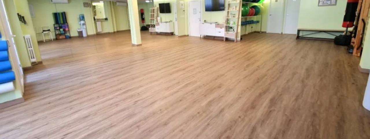 Gimnasio de la clínica con material para ejercicio