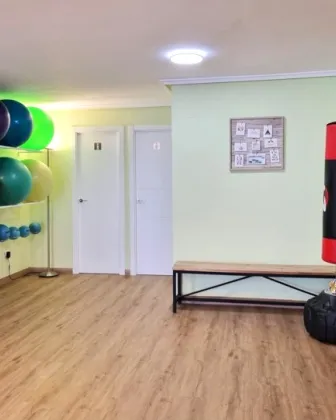 Sala de ejercicio con material de pilates