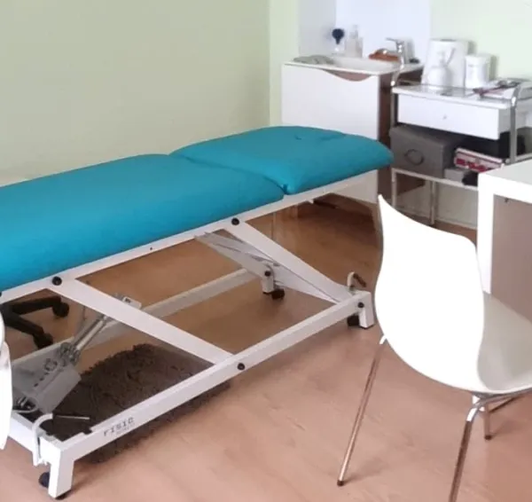 Interior de la clínica con espacios de atención