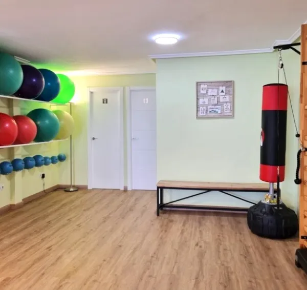 Sala de ejercicio con material de pilates