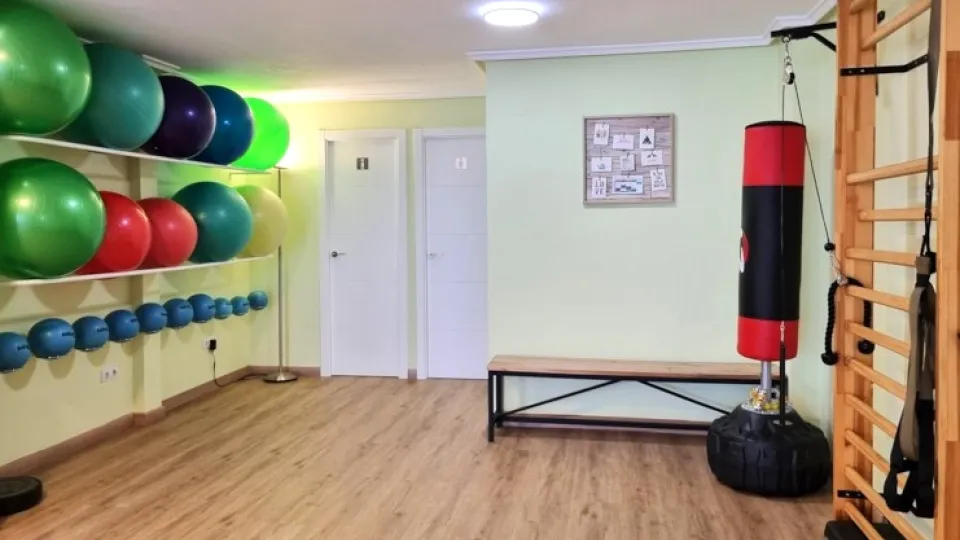 Sala de ejercicio con material de pilates